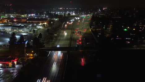 Zeitraffer-Des-Nächtlichen-Verkehrs-Auf-Der-Autobahn-In-Der-Stadt