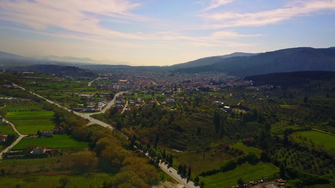 antigua ciudad de livadia en grecia con un avión no tripulado aéreo disparado sobre el paisaje