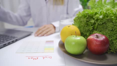 una mujer dietista prepara un plan de dieta a base de vegetales.