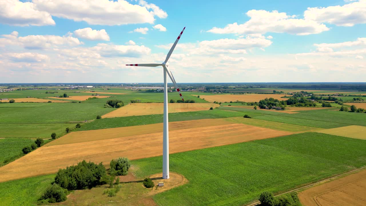 Veduta aerea di un potente parco eolico per la produzione di energia sotto un bellissimo cielo nuvoloso in un altopiano.