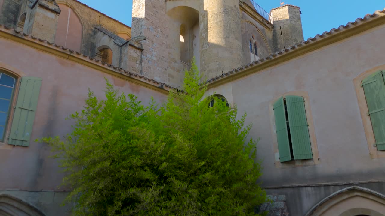 una toma aérea de un hermoso patio de la abadía francesa y las campanas de la iglesia