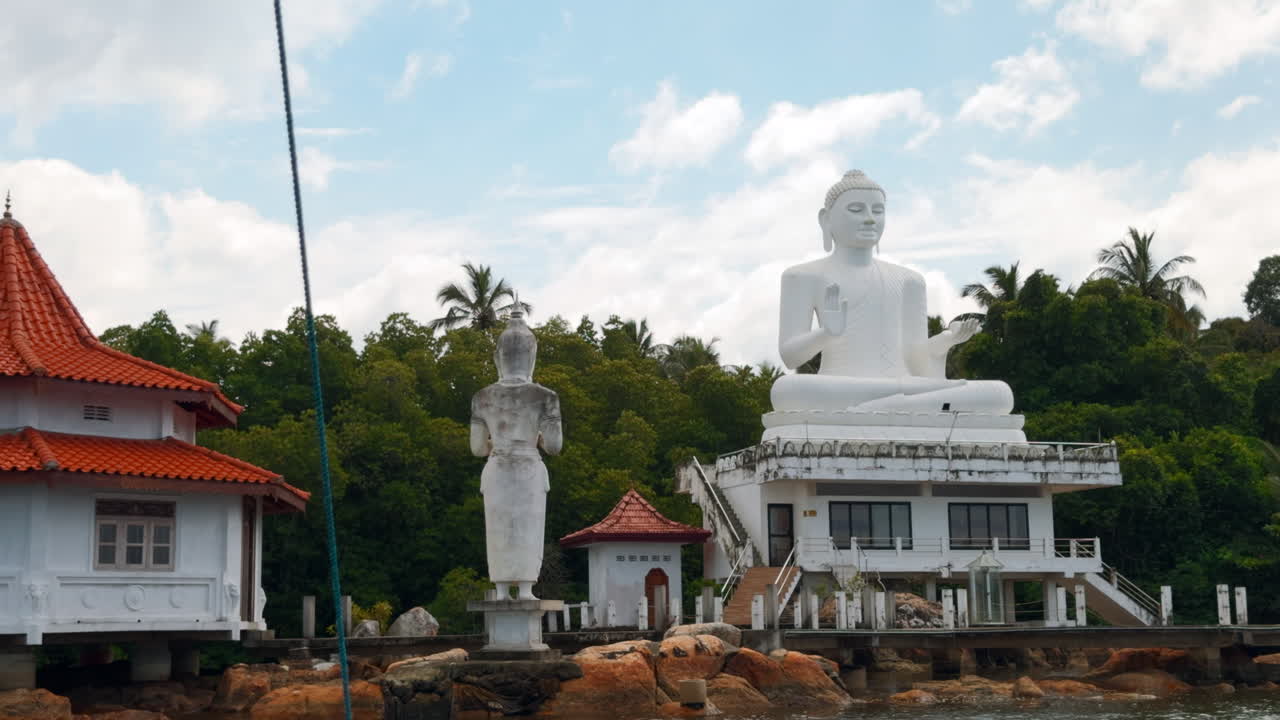 estatua gigante de buda en un templo budista