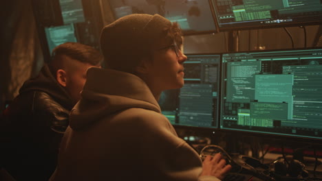 equipo de hackers trabajando en múltiples monitores