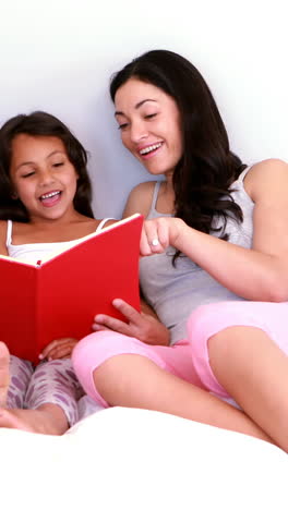 familia feliz leyendo el libro rojo