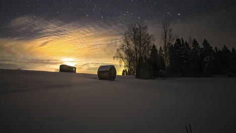 Increíble-Lapso-De-Tiempo-De-La-Noche-Estrellada-Con-Luz-De-Luna-Llena-Resaltada-En-Una-Amplia-Tierra-Cubierta-De-Hielo-Con-Bosque-Y-Casa-De-Cabina-De-Contenedores-En-Lituania