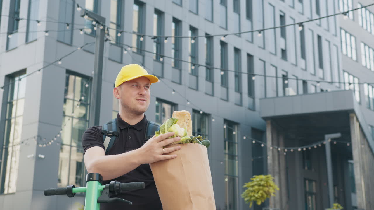 식품 배달 직원 과 식료품