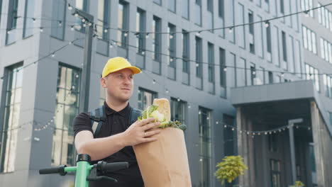 trabajador de entrega de alimentos con comestibles