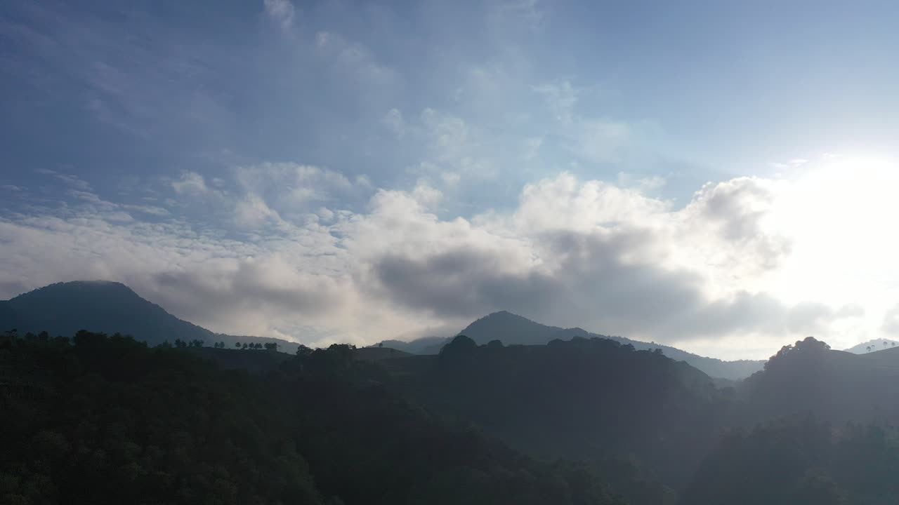 안개 산의 해가 뜨고 해가 지고