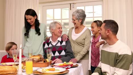 Familie-Mit-Drei-Generationen-Beim-Gemeinsamen-Weihnachtsessen