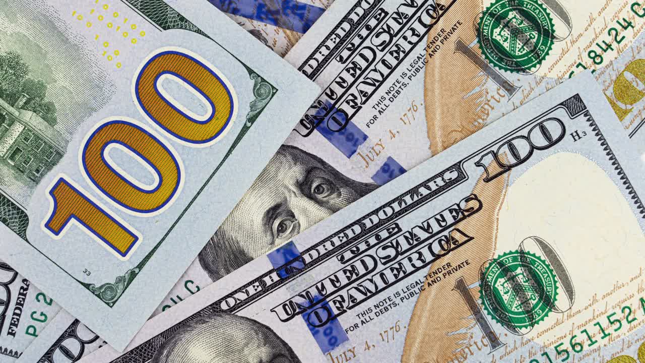 billetes en dólares europeos y estadounidenses