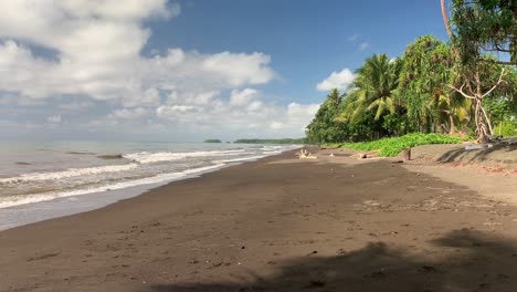 Toma-De-Una-Hermosa-Playa-En-Papua-Nueva-Guinea