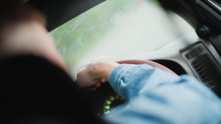 Guida rilassata sotto cieli limpidi, Giro in auto sereno attraverso quartieri soleggiati, Viaggio tranquillo con guida concentrata lungo quartieri immersi nella luce del sole e con il cruscotto illuminato