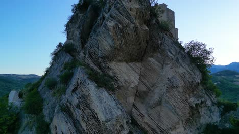 Castillo-De-Roca-Medieval-Desde-Arriba-Italia