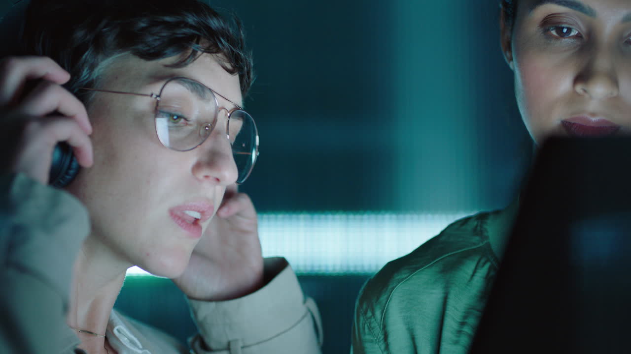 equipo de negocios creativo trabajando tarde colegas usando computadoras tabletas lluvia de ideas para el proyecto discutiendo fecha límite gerente mujer compartiendo auriculares reunión en la oficina por la noche de cerca