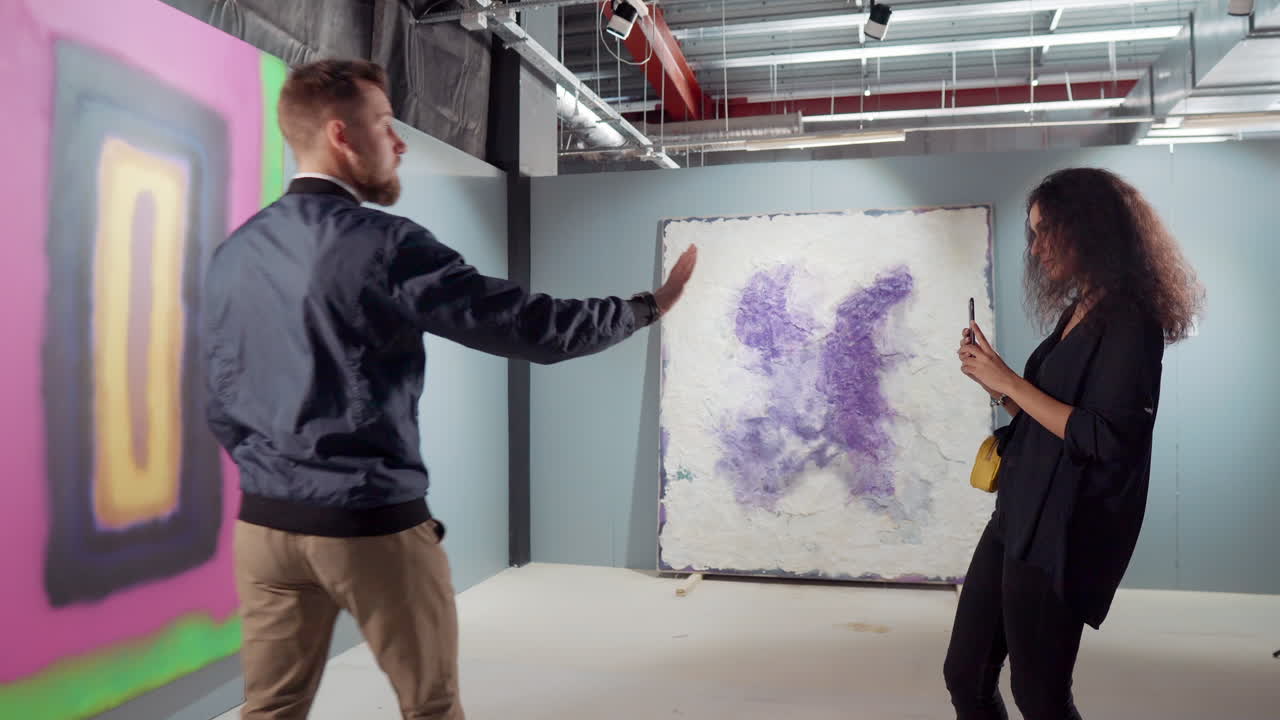 personas que visitan una galería de arte