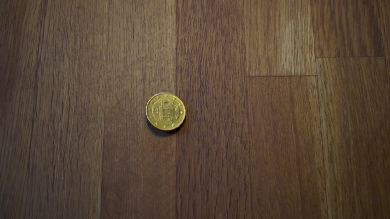 moneda giratoria sobre una mesa de madera-11