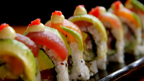 sushi con rollo de arroz servido en una bandeja 4k