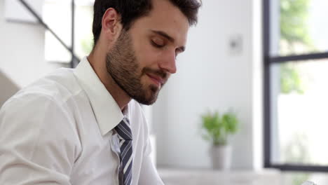 hombre de negocios usando tecnología