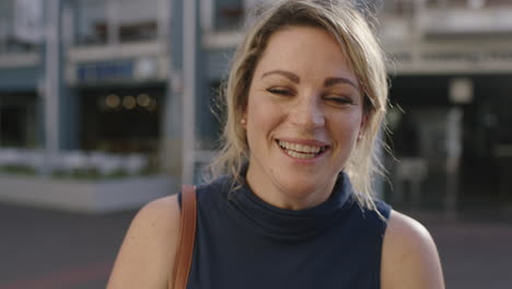 retrato en cámara lenta de una exitosa mujer de negocios rubia riendo feliz relajada en la calle de la ciudad