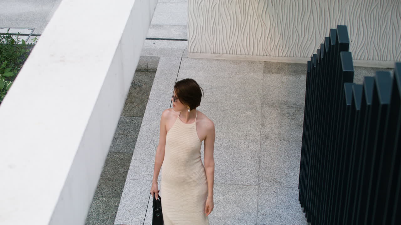 선글라스, 하이힐과 드레스를 입은 우아한 여성