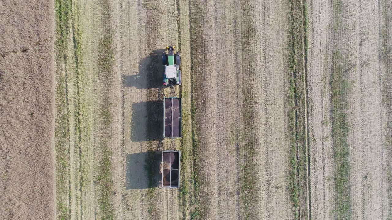 들판에서 작물을 수확하는 기계 18