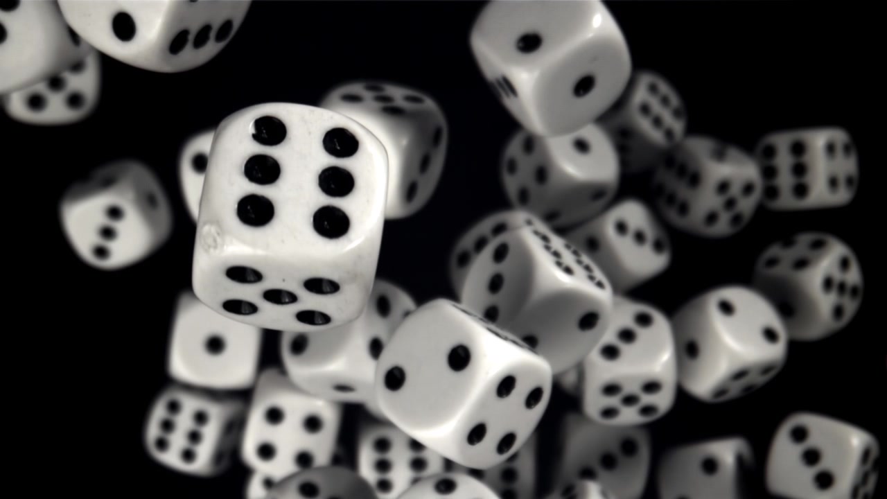 Numerosos Dados Brancos Caindo em Câmera Lenta sobre Fundo Preto