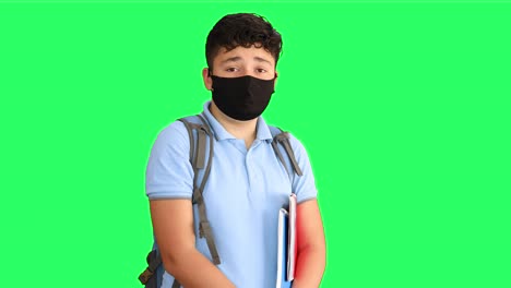 niño de escuela triste con máscara médica en la pantalla verde 1