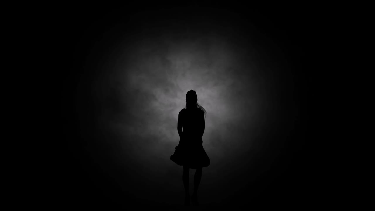 스포트라이트를 배경으로 연기 속에서 우아하고 섹시한 여성의 실루엣이 수행하는 현대 청소년 댄스