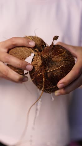 persona que abre un coco
