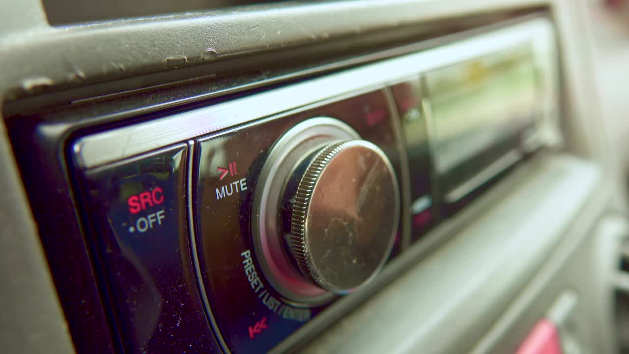 unidad de cabeza del coche, ajusta a mano el botón de volumen