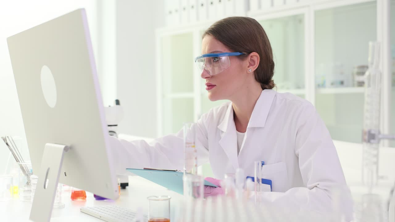 científico que trabaja en un laboratorio