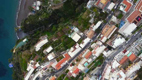 vista aérea de arriba hacia abajo de las coloridas casas en las colinas de la ciudad de positano en italia