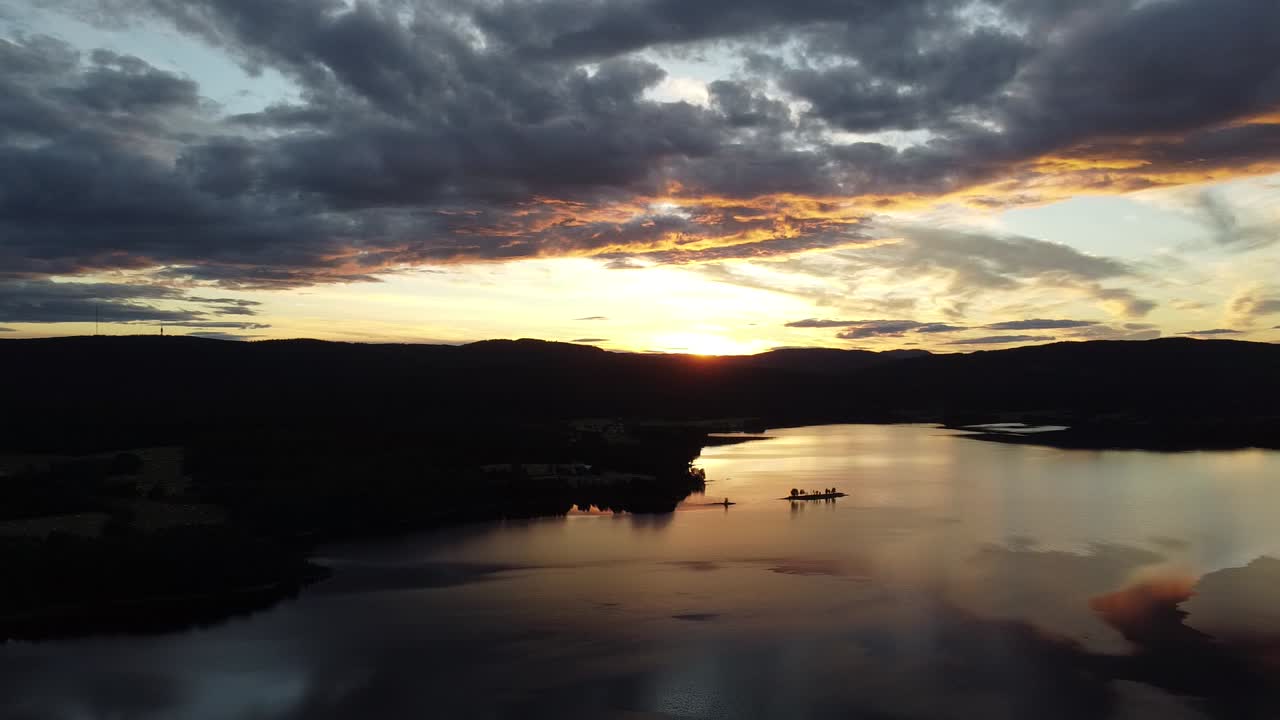 volando sobre un lago en noruega con una fantástica puesta de sol en el horizonte-1