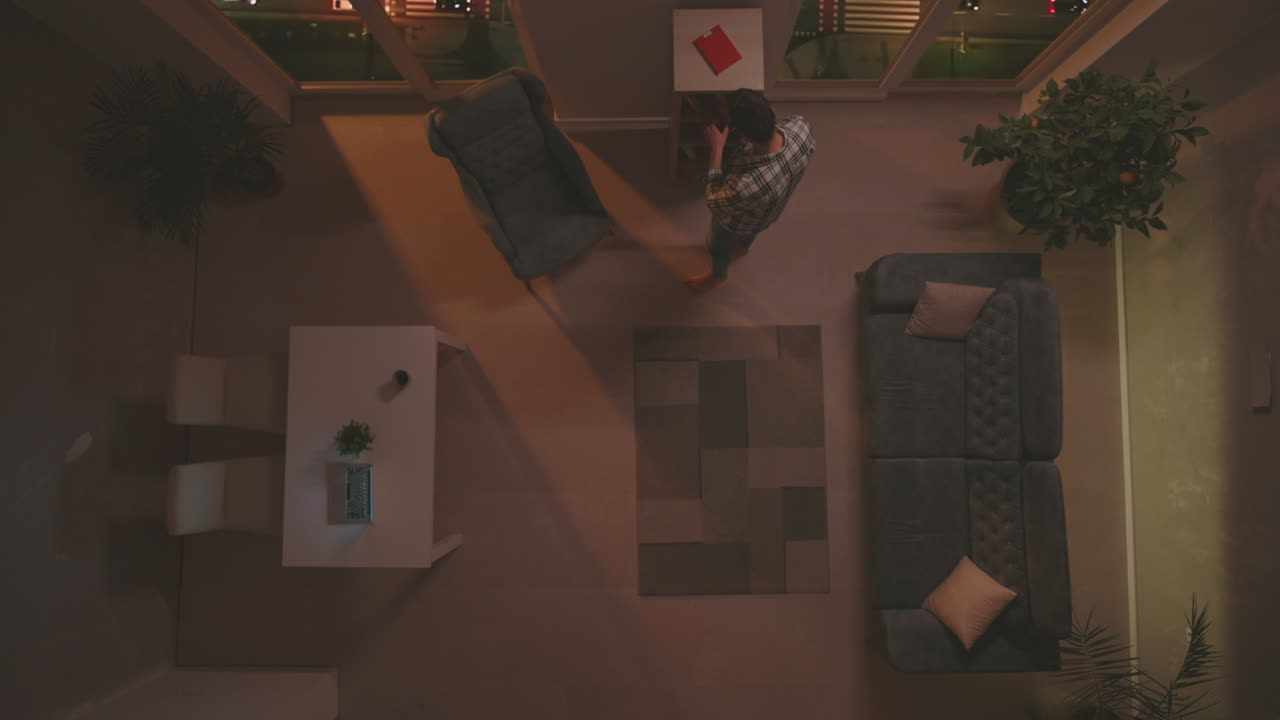 저녁에 방을 돌아다니는 남자