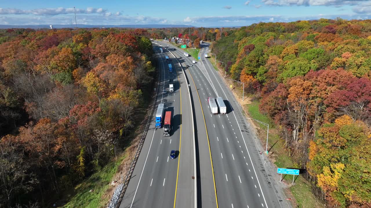 la carretera de revestimiento de follaje de otoño en los apalaches