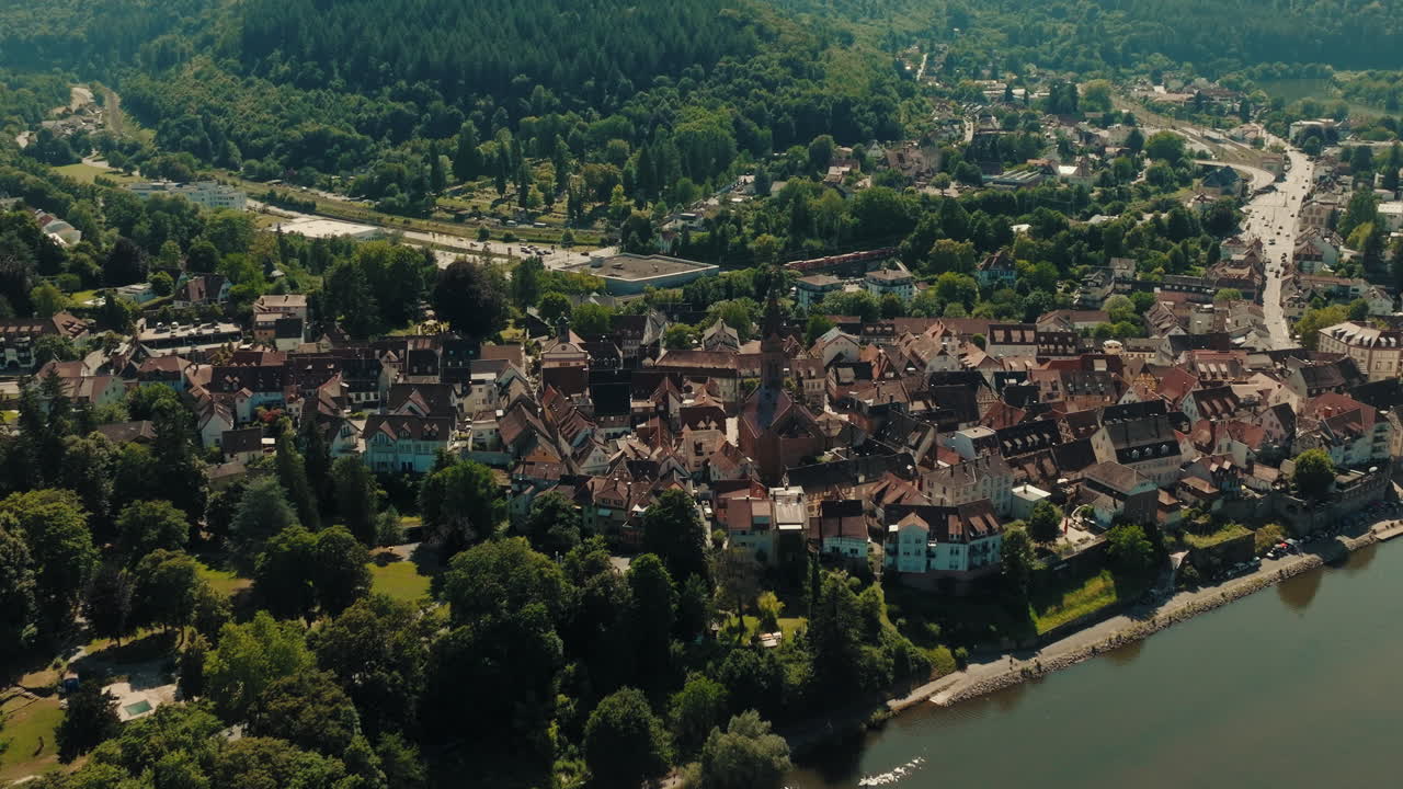 Ripresa aerea laterale che mostra il paesaggio urbano di un insediamento rurale tedesco nell'Odenwald, in Baviera