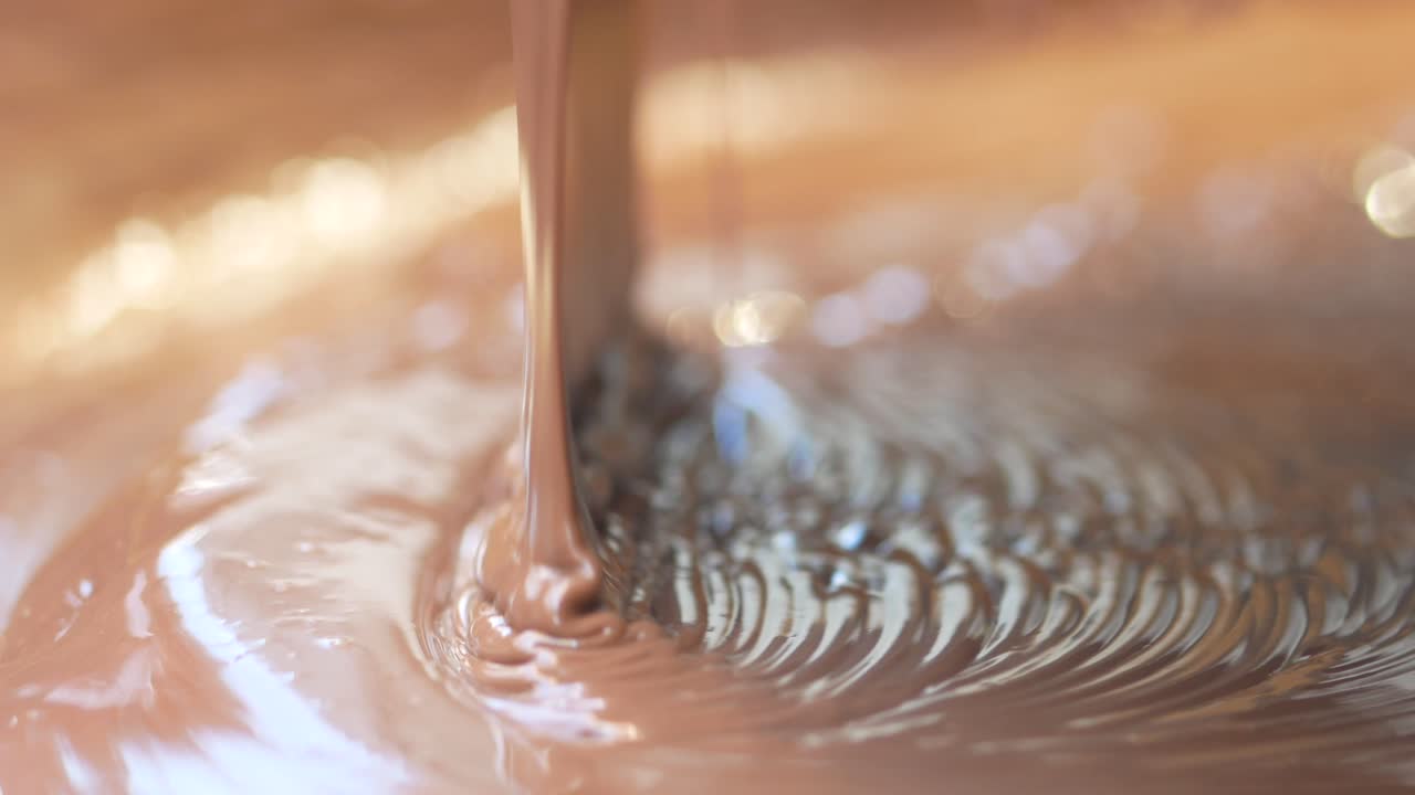 Il cioccolato fuso viene versato