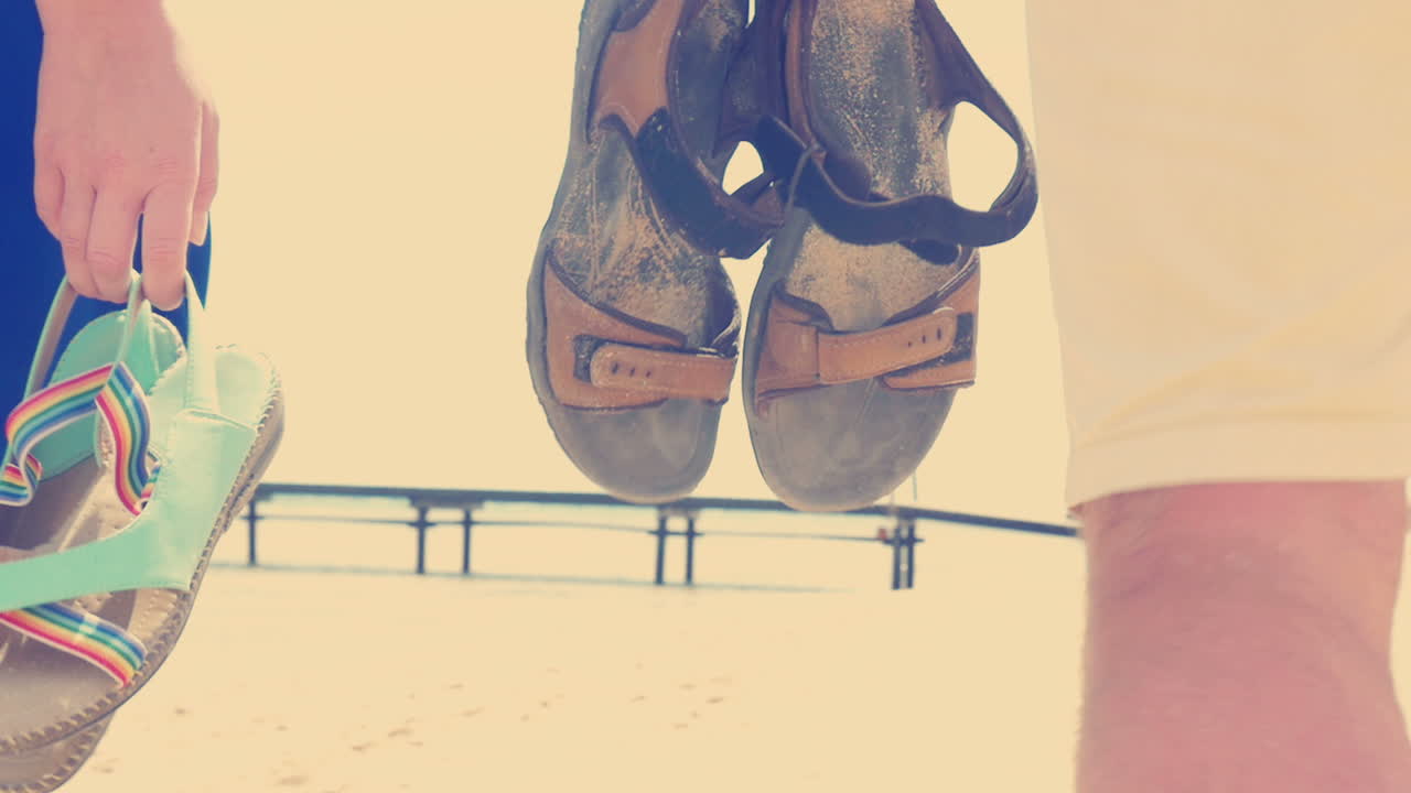 그들은 따뜻한 해변 모래에 샌달이 필요하지 않습니다.