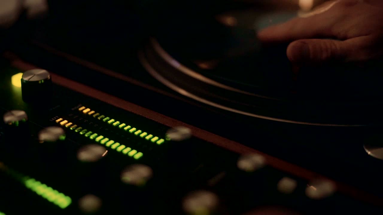 dj profesional o director de grabación mezcla la música