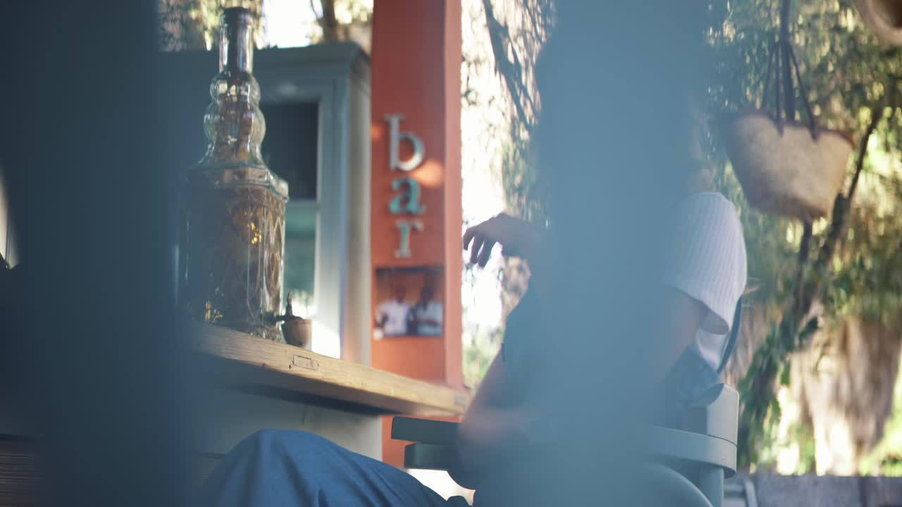 야외 카페에 앉아 있는 여자