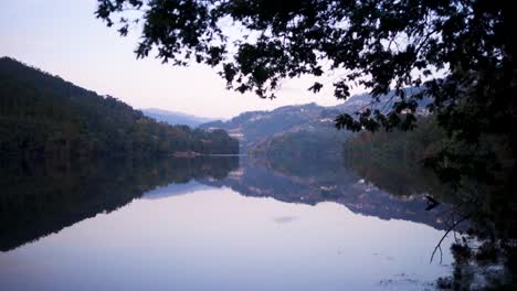 Peneda-gerês-Mit-Wasserreflexion-Von-Bergen-Und-Häusern-Im-Hintergrund