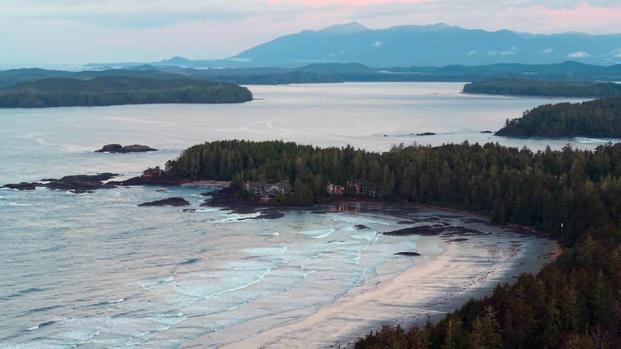 tomada de drone de tofino en la isla de vancouver que muestra colores de otoño, costa escarpada y olas del océano en una vista aérea panorámica.