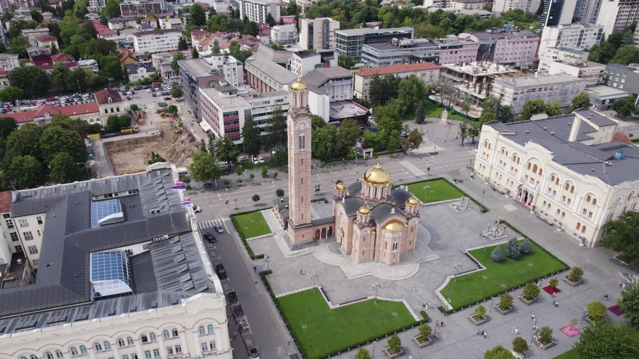 hermosa catedral ortodoxa en banja luka, bosnia y herzegovina, órbita aérea