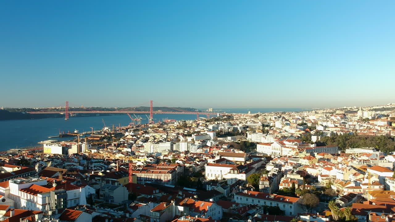 유명한 다리 폰테 25 데 아브릴(ponte 25 de abril)과 크리스토 레이(cristo rei)가 배경에 있는 리스본(lisbon) 시의 항공 전망