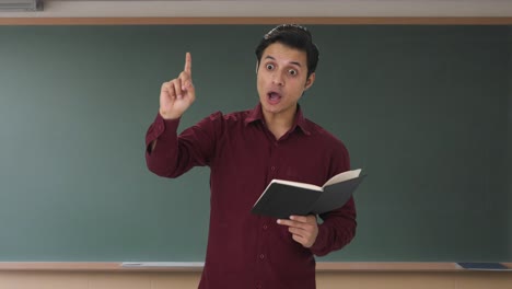 maestro indio enojado gritando a los estudiantes