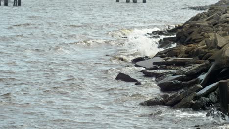 Kleine-Wellen-Felsige-Küste-Lake-Pontchartrain-Louisiana