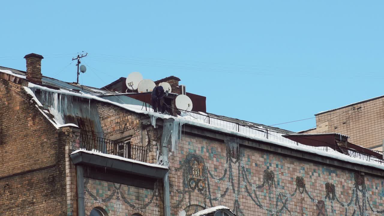 겨울 에 지붕 에 있는 사람