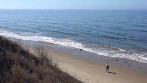 Un-Hombre-Camina-Por-Una-Playa-Solitaria-En-California