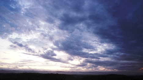 Zeitraffer-Des-Morgendlichen-Bewölkten-Himmels-Von-Dunkel-Bis-Hell-Mit-Blick-Auf-Den-Panoramahintergrund-Der-Bergkette