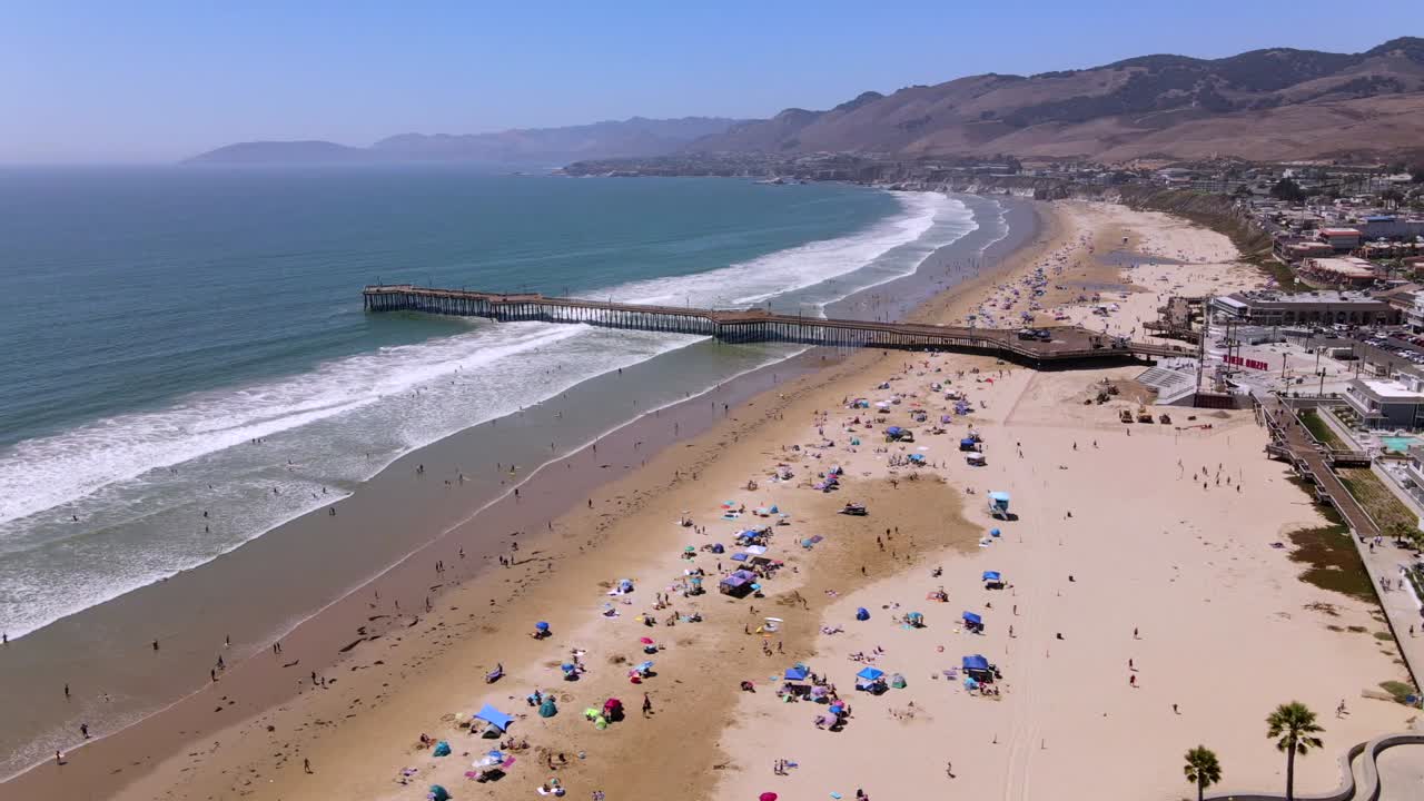캘리포니아 피스모 비치를 즐기는 관광객들의 훌륭한 공중 촬영